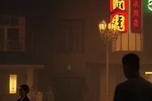 首屏横版主推剧照 夜色里的海滨城市与远处亮起的灯塔
