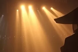 《折纸少年团》横版剧照 桌上摊开的彩色折纸